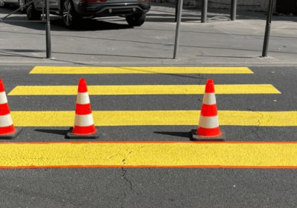 cropped-fahrbahnmarkierung